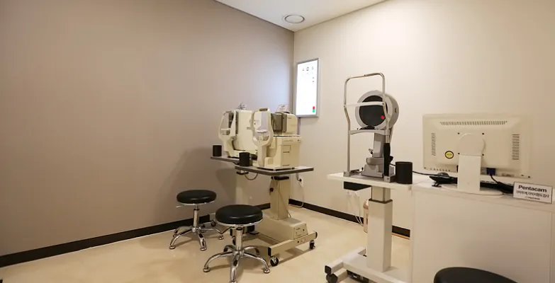 Precision eye exam room with diagnostic devices